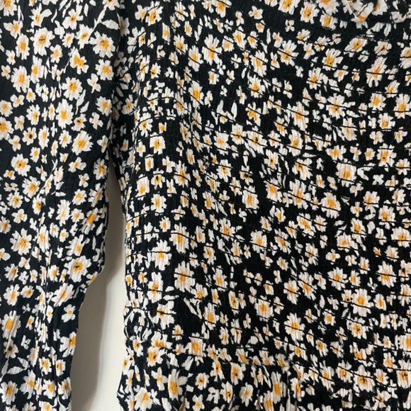 Daisy pattern on or off shoulder smocked peplum top - Picture 3 of 5